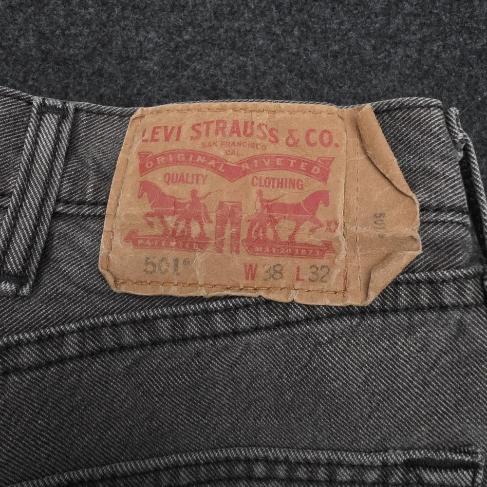 Levis 501 Mens 38x32 Grey Medium Wash Denim Straight Jeans Red Tab Button Fly - Picture 4 of 9